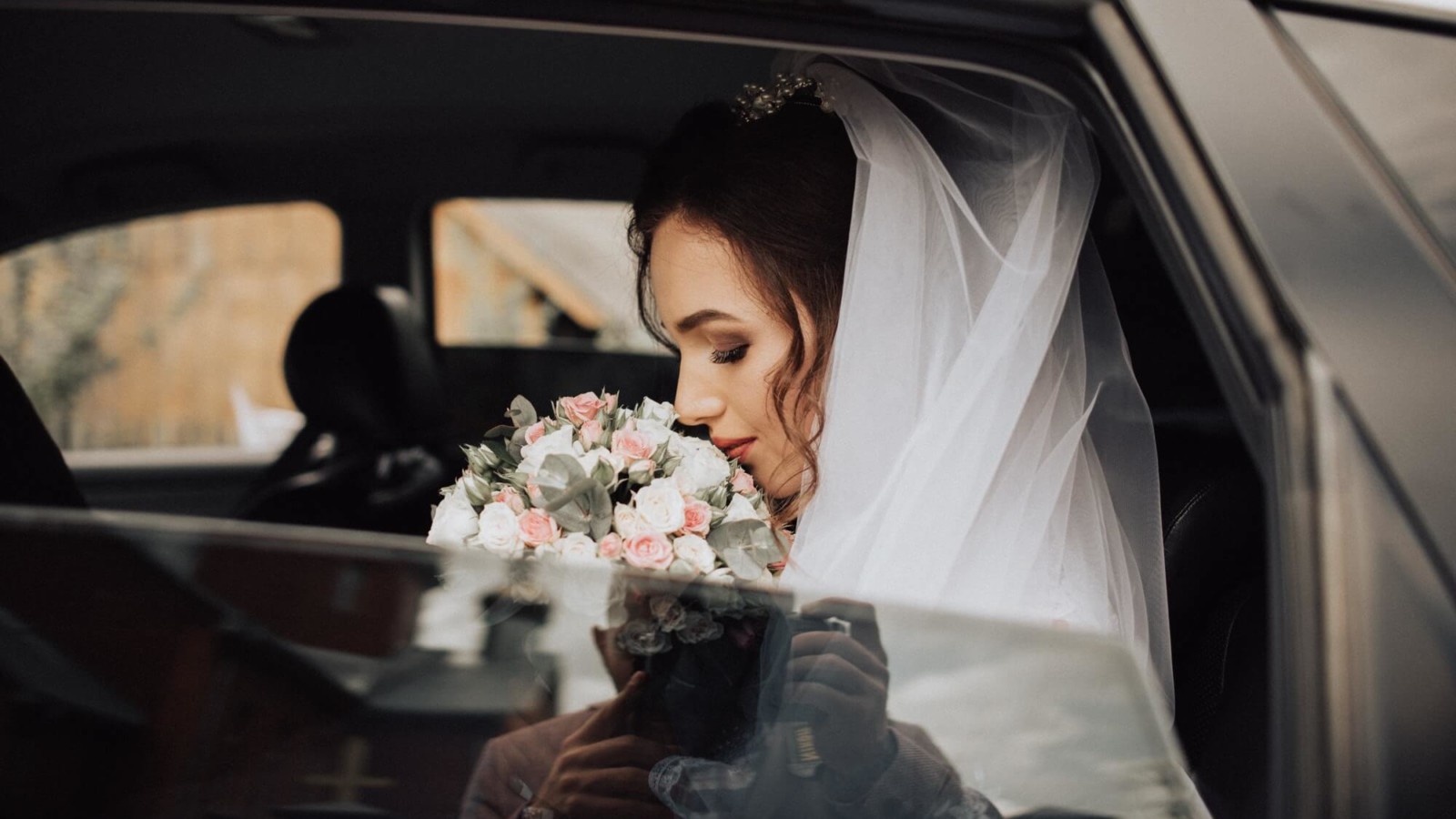 photography of the bride in the car